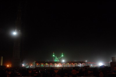 نمایی از دور از مسجد جمکران در شب